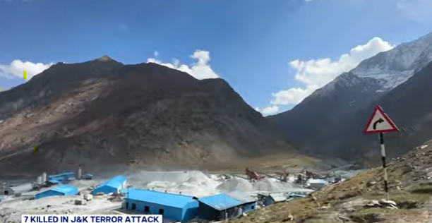 జమ్మూ కాశ్మీర్‌లో జరిగిన ఉగ్రదాడిలో ఏడుగురు ప్రాణాలు కోల్పోయారు: రాజకీయ నేతలు ఏకమై ఖండిస్తున్నారు