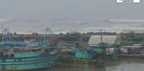 తమిళనాడు తీరంలో ఫెంగల్ తుఫాను అతలాకుతలం అవుతుండగా అధికారులు సన్నద్ధమవుతున్నారు