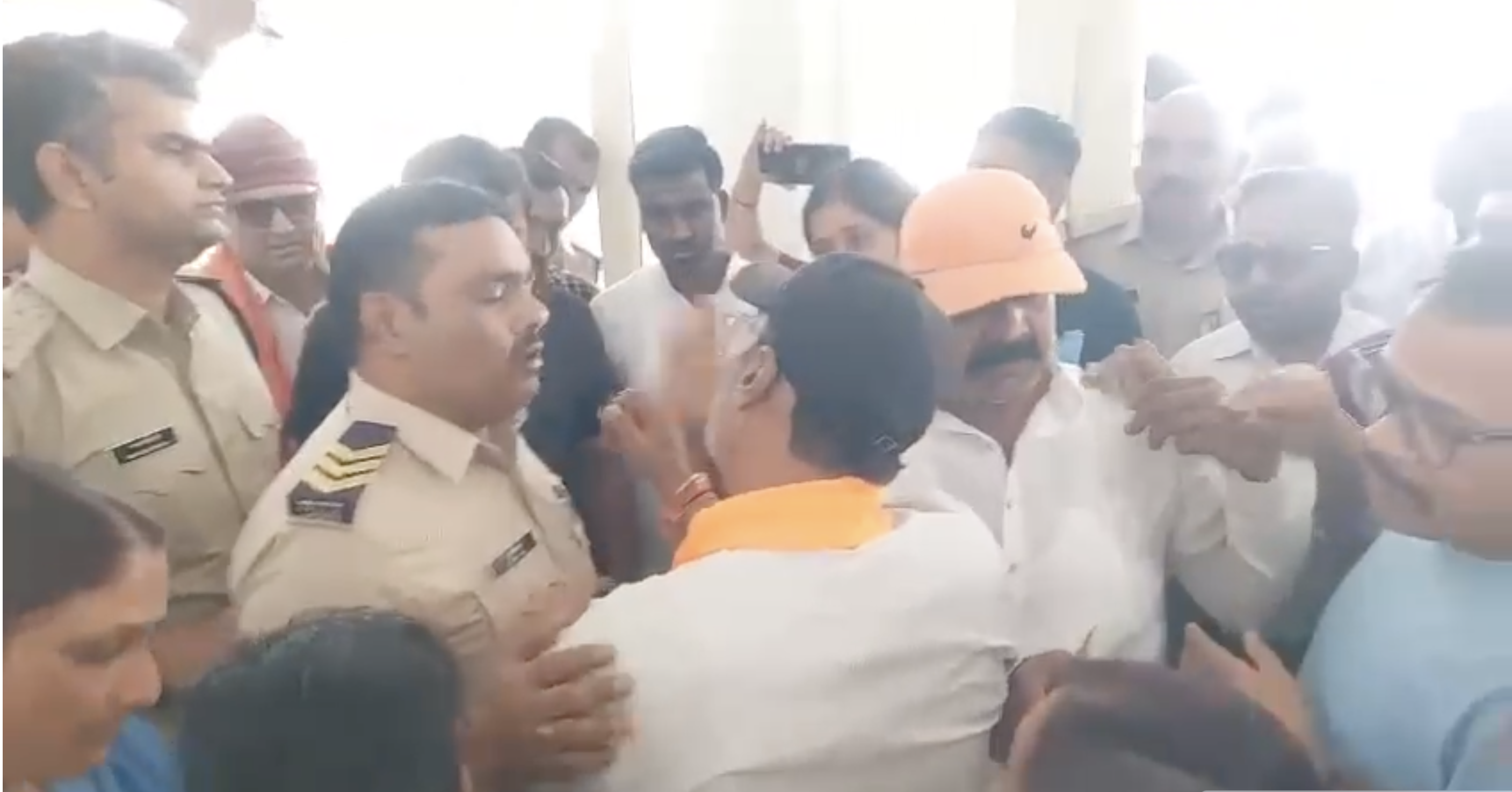 జబల్పూర్ స్టాప్ బస్ ఆఫ్ క్రైస్తవ ప్రయాణికుల హిందూ సమూహాలు, మార్పిడి ప్రయత్నం ఆరోపణలు