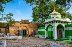 Indian Court Declares Disputed Mosque a Hindu Temple, Muslims to Appeal